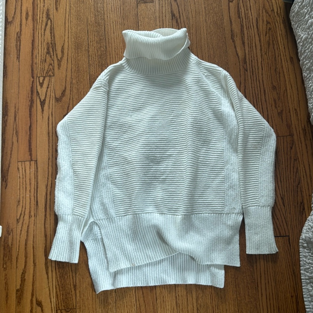 WHITE TURTLENECK